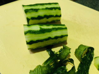 5、酸辣黄瓜条,把黄瓜切长段；