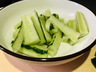 7、酸辣黄瓜条,放入一块大碗内，大碗比较容易搅拌；