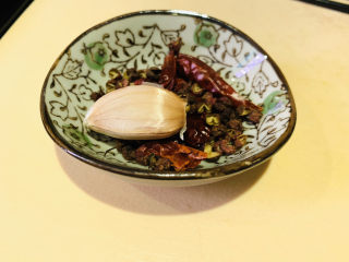 12、酸辣黄瓜条,准备1个蒜瓣，6个干辣椒，少许花椒；