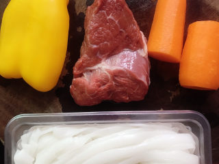 1、广式干炒牛河,准备好食材