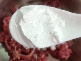 2、广式干炒牛河,牛肉切片后放入淀粉