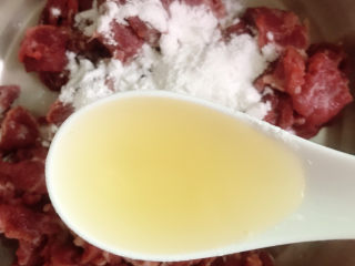 3、广式干炒牛河,放入料酒