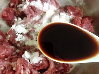 4、广式干炒牛河,放入一汤匙酱油