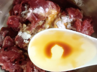 5、广式干炒牛河,放入芥花油