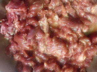 6、广式干炒牛河,拌匀腌制入味