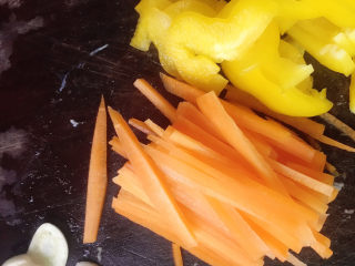 7、广式干炒牛河,彩椒、胡萝卜切丝