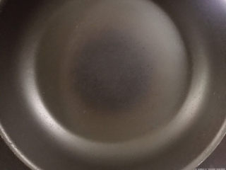 8、广式干炒牛河,锅烧热