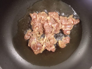 10、广式干炒牛河,放入牛肉