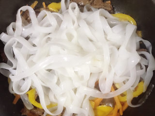 14、广式干炒牛河,放入河粉