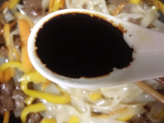 16、广式干炒牛河,放入老抽