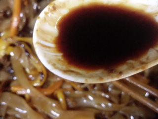 17、广式干炒牛河,放入酱油