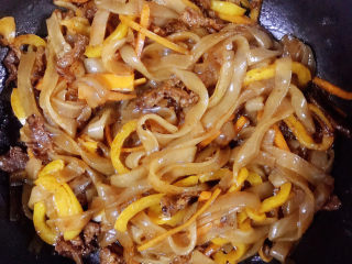 18、广式干炒牛河,拌匀