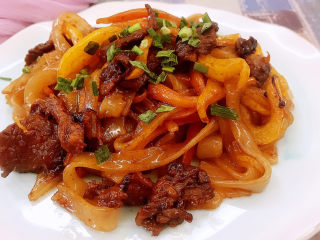 19、广式干炒牛河,出锅装盘