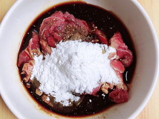 2、鸡蛋炒河粉,放入酱油、耗油、料酒、生抽、花椒粉、淀粉，搅拌均匀腌制10分钟。