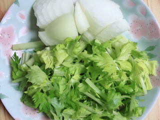 3、鸡蛋炒河粉,准备好香芹芯、洋葱切好待用。