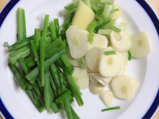 5、鸡蛋炒河粉,准备好葱姜蒜。