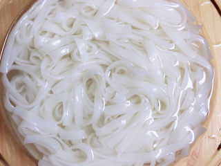 8、鸡蛋炒河粉,捞出泡在冷水中。