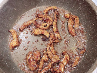 10、鸡蛋炒河粉,锅中倒入油，加热至五成热，放入牛柳翻炒均匀。