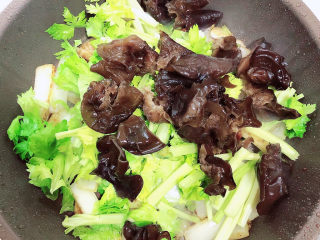 12、鸡蛋炒河粉,放入香芹芯、木耳翻炒均匀。