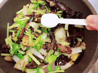 13、鸡蛋炒河粉,加入盐、生抽、黑胡椒粉翻炒均匀。