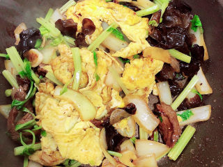 14、鸡蛋炒河粉,加入鸡蛋翻炒均匀。