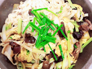 16、鸡蛋炒河粉,出锅前撒上香葱。