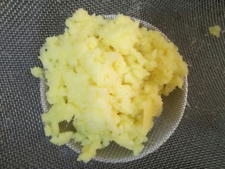 5、姜撞奶,打碎的姜末用筛子或者用棉布包起来挤出姜汁来