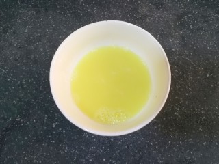 6、姜撞奶,这是刚挤出来的姜汁，刚好有20克