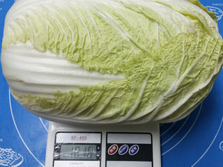 1、自制泡菜,备好大白菜