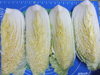 2、自制泡菜,掰去外面老边，一切四半