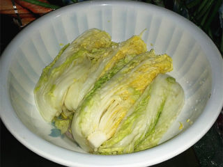 6、自制泡菜,腌好后的大白菜，变软了且腌出好多盐水
