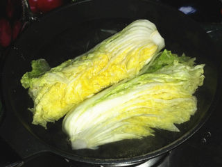 8、自制泡菜,将白菜的盐水轻轻挤去，放入锅中