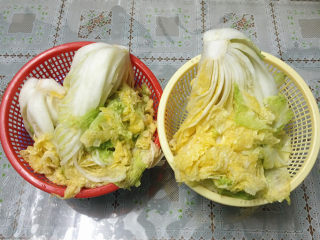 10、自制泡菜,放入蓝中沥水，待凉备用