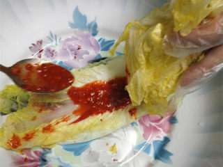 11、自制泡菜,将事先熬好的韩式辣酱，均匀涂抹在白菜上