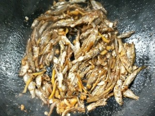 10、香辣下饭菜～客家小炒鱼干,倒入小鱼干，中火慢慢翻炒(等同于焙干鱼干)出香味。