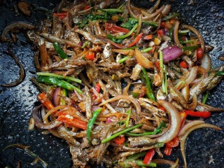 13、香辣下饭菜～客家小炒鱼干,把焙干的鱼干倒入，放蚝油，生抽和一丢丢老干妈(嗜辣者多放)，大火快炒一分钟左右，加少许盐调味(基本是可以不用加盐的，但是口味这东西实在不好说，还是依个人口味吧)撒香菜段，翻炒均匀盛盘。