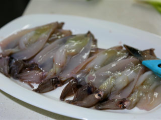 2、麻辣鲜香小鱿鱼,用剪刀剪开