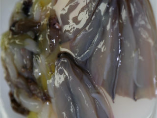 3、麻辣鲜香小鱿鱼,洗净，去除软骨，头和身体分开处理