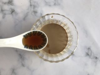 5、麻酱拌拉皮黄瓜丝,加入4勺醋