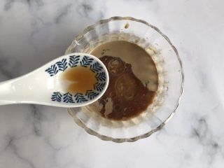 7、麻酱拌拉皮黄瓜丝,适量的香油