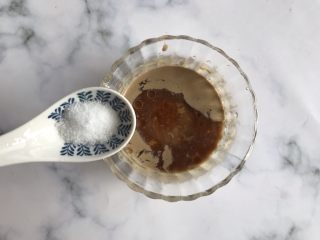 8、麻酱拌拉皮黄瓜丝,适量的盐