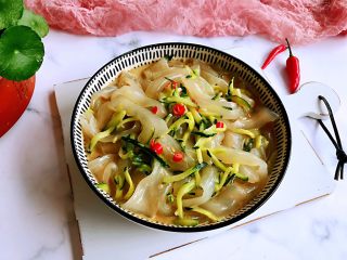 15、麻酱拌拉皮黄瓜丝,成品