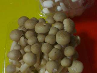 1、双菇炒肉,蟹味菇盒白玉菇各1盒；