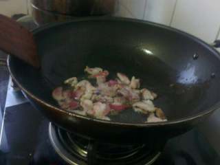 4、双菇炒肉,炒锅放油烧热，倒入切好的五花肉翻炒；