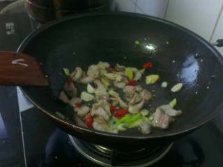 5、双菇炒肉,倒入葱 姜 蒜片儿 干红辣椒段儿炒香；