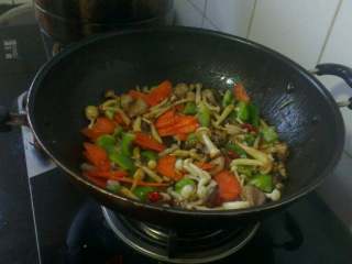 7、双菇炒肉,放入柿子椒 胡萝卜片加少许盐 鸡精翻炒调味儿；