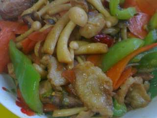 8、双菇炒肉,出锅前淋点香油炒匀盛盘即可！