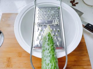 3、香蒜陈醋酱黄瓜,我用的刨丝刀，所以只去了一头。