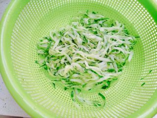 7、香蒜陈醋酱黄瓜,沥水。