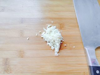 8、香蒜陈醋酱黄瓜,蒜切末。